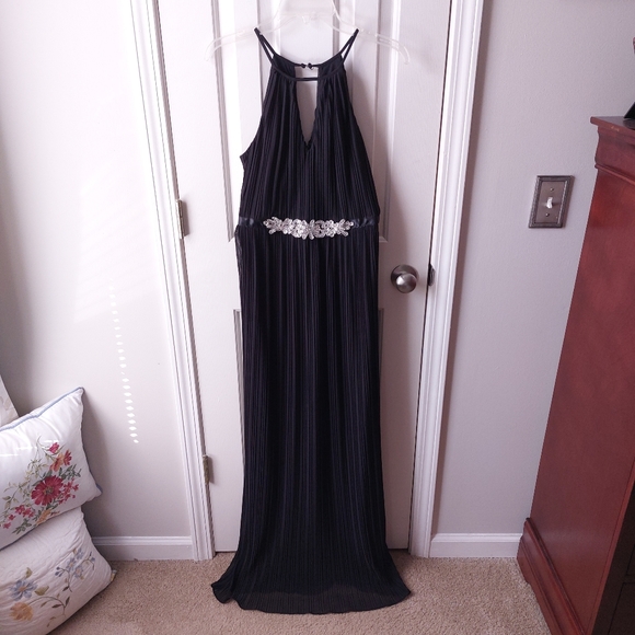 City Triangles - High Neck Keyhole Accordion Pleat Belted Formal Dress - Picture 4 of 13